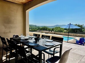 Outdoor dining - Villa Marguerite - Family home with swimming pool (Mirabel)