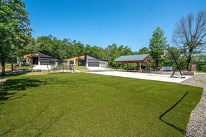 Sports court - Modern Fun Retreat - Hiking & Biking (Hot Springs)