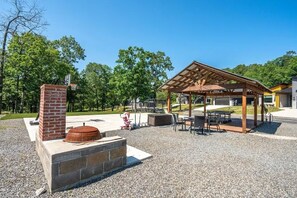 Outdoor dining - Modern Fun Retreat - Hiking & Biking (Hot Springs)