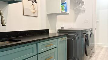 Deluxe House, 3 Bedrooms, Non Smoking, Pets Allowed | Interior