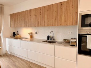 Fridge, microwave, oven, stovetop - Lisbon View - Balcony - AC & Gigabit WiFi (Almada)