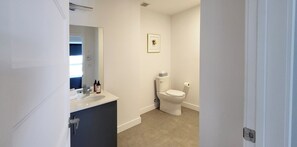 Bathroom - Retro 1 bedroom apartment with in unit laundry, river view and balcony (Gatineau)