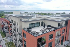 Outdoor dining - Retro 1 bedroom apartment with in unit laundry, river view and balcony (Gatineau)