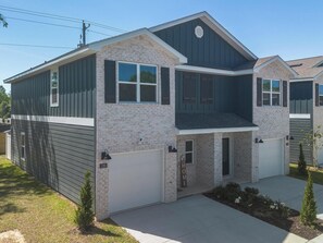 Exterior - Spacious 3-bedroom townhome in Biloxi Beach area with everything you need! (Biloxi)