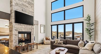 Luxury Ski In and Ski Out Condo with Private Hot Tub and Sauna