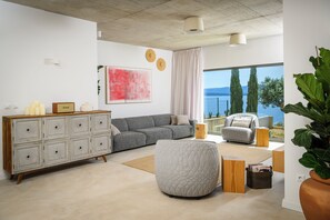 Smart TV, books, stereo
