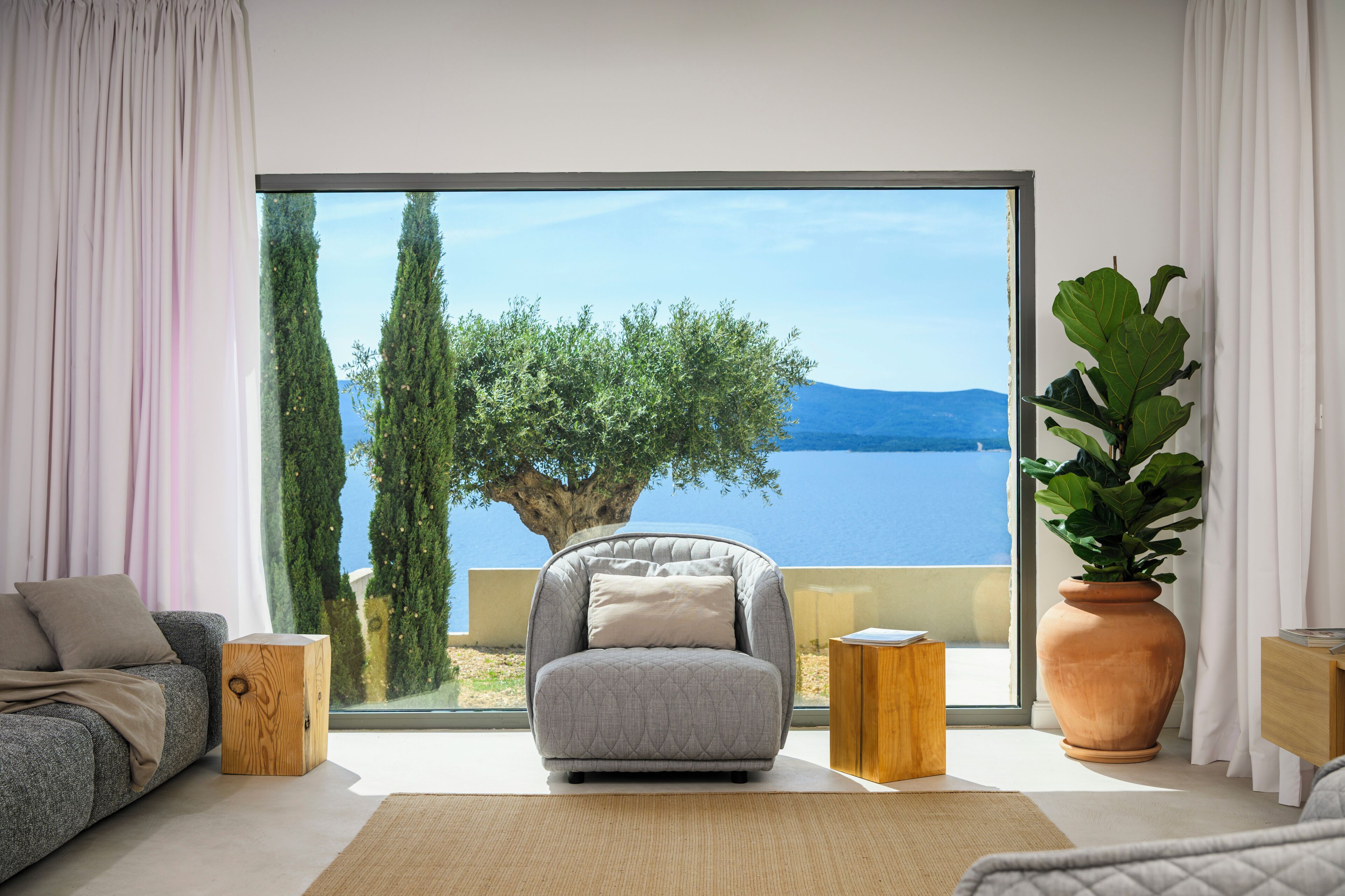 Una Smart TV, libros, un reproductor estéreo