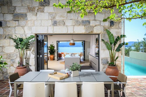 HOUSE AMADA
3 Bedrooms / 15m Infinity Pool / Murvica, south coast of Brac Island