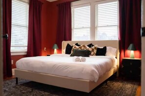 3 bedrooms, iron/ironing board, WiFi, bed sheets - Velvet Moon Villa / Hot Tub / Game Room / Putting (Memphis)