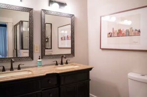 Hair dryer, towels, soap, toilet paper - Velvet Moon Villa / Hot Tub / Game Room / Putting (Memphis)