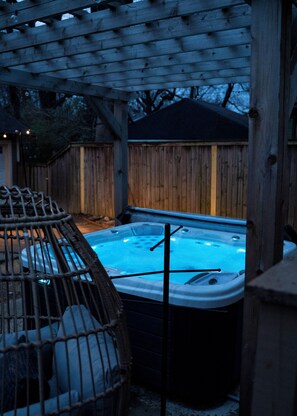 Outdoor spa tub - Velvet Moon Villa / Hot Tub / Game Room / Putting (Memphis)