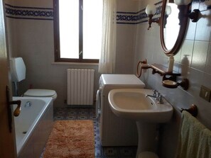 Bathroom - Vrbo Property (San Gennaro)