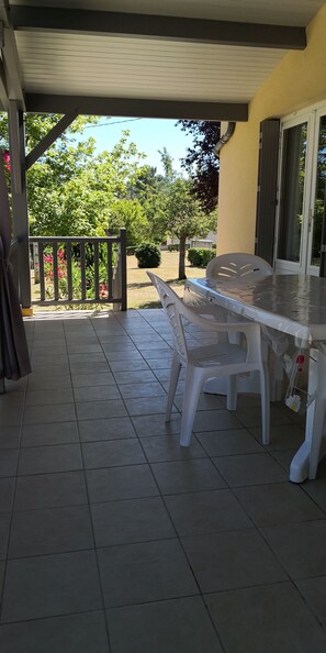 Outdoor dining - Vrbo Property (Gourdon)