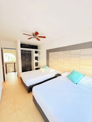 3 bedrooms, iron/ironing board, free WiFi, bed sheets - P.H. 360° view: to the sea, Isla Mujeres and Puerto Cancun 7 min walk to the beach (Cancún)