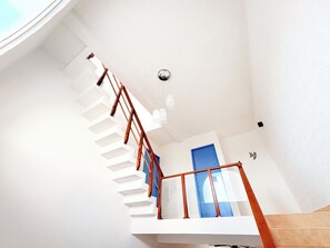A white staircase with wooden railings leading to a landing. - P.H. 360° view: to the sea, Isla Mujeres and Puerto Cancun 7 min walk to the beach (Cancún)