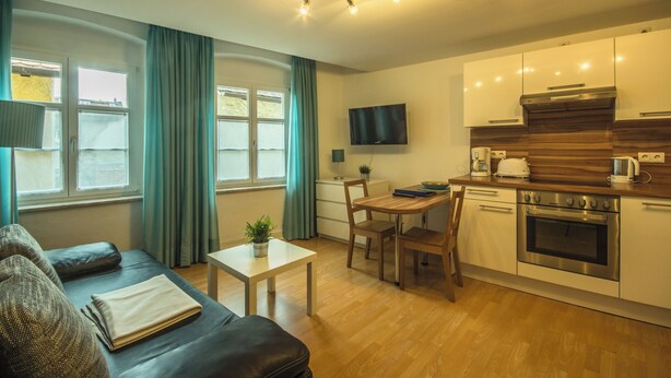 Eine moderne Wohnung mit Wohnzimmer, Essbereich und Küche.