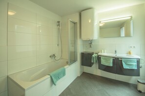 Haartrockner, Handtücher, Seife, Toilettenpapier