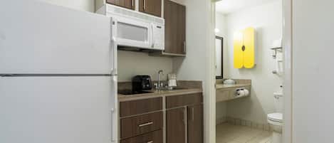 Habitación básica doble | Cocina privada | Refrigerador con congelador, microondas y parrilla de estufa