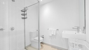 Shower, hair dryer, towels - All Aboard Central Elevated Views & Carpark (Melbourne)