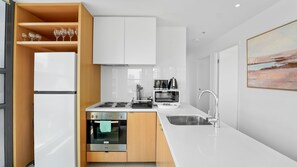Fridge, microwave, oven, stovetop - All Aboard Central Elevated Views & Carpark (Melbourne)
