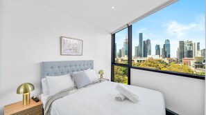 2 bedrooms, desk, iron/ironing board, free WiFi - All Aboard Central Elevated Views & Carpark (Melbourne)