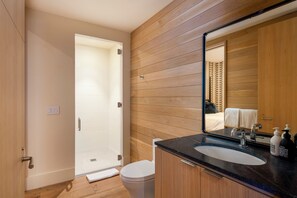 Douche, sèche-cheveux, bidet, serviettes fournies