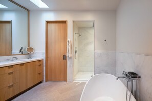 Shower, hair dryer, bidet, towels - Modern Luxury in Downtown Ketchum (Ketchum)
