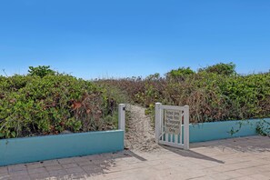 Una entrada con reja a un patio privado, con un cartel que indica que es solo para residentes e invitados.