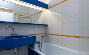 Sèche-cheveux, papier toilette