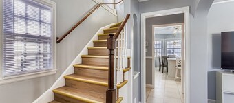 Great for Groups &Families, Sleeps 9, Fenced yard,BBQ, Garage Parking,Discounts