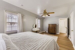 4 bedrooms, iron/ironing board, free WiFi, bed sheets - Spacious 4-bedroom house in beautiful Milwaukee with AC (Milwaukee)