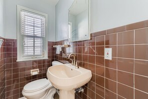 Shower, hair dryer, towels, soap - Spacious 4-bedroom house in beautiful Milwaukee with AC (Milwaukee)
