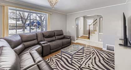 Spacious 4-bedroom house in beautiful Milwaukee with AC