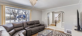 Spacious 4-bedroom house in beautiful Milwaukee with AC