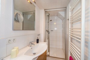 Dusche, Haartrockner, Handtücher, Seife