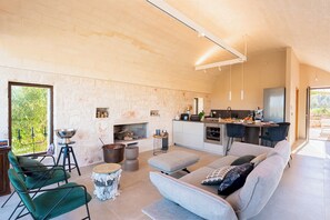 Ein modernes Interieur mit Küche, Essbereich und Sitzgelegenheiten.