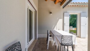 An outdoor patio with a table and chairs, a wooden ceiling, and a view of a swimming pool. - Holiday Home 'Les Cinsault' with Private Pool, Wi-Fi and Air Conditioning (Vaison-la-Romaine)
