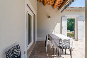Outdoor dining - Holiday Home 'Les Cinsault' with Private Pool, Wi-Fi and Air Conditioning (Vaison-la-Romaine)