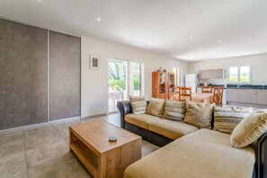 TV - Holiday Home 'Les Cinsault' with Private Pool, Wi-Fi and Air Conditioning (Vaison-la-Romaine)