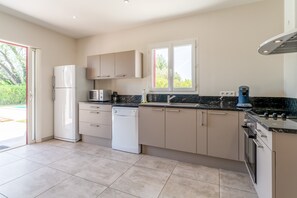 Fridge, microwave, oven, stovetop - Holiday Home 'Les Cinsault' with Private Pool, Wi-Fi and Air Conditioning (Vaison-la-Romaine)