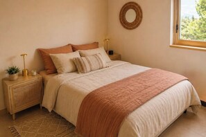 Une chambre à coucher avec un lit, une table de chevet, une lampe, un miroir et une fenêtre.