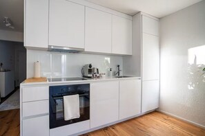 Fridge, oven, stovetop, dishwasher - 5 min to Zurich Airport, Riverside Balcony, Ergonomic Workspace, Free Parking (Opfikon)