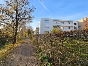 Exterior - 5 min to Zurich Airport, Riverside Balcony, Ergonomic Workspace, Free Parking (Opfikon)