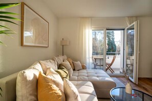 Smart TV, computer monitors - 5 min to Zurich Airport, Riverside Balcony, Ergonomic Workspace, Free Parking (Opfikon)