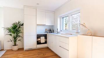 Wasserkocher mit Kaffee-/Teezubehör, Kühlschrank, Ofen, Herdplatte