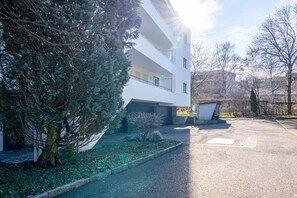 Exterior - Spacious 2BR Apt Near Zurich Airport, Free Parking, River Access, 2 Workspaces (Opfikon)