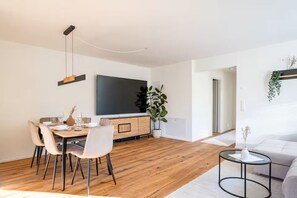 Dining - Spacious 2BR Apt Near Zurich Airport, Free Parking, River Access, 2 Workspaces (Opfikon)