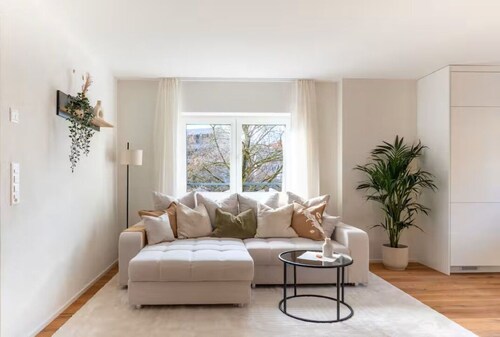 Spacious 2BR Apt Near Zurich Airport, Free Parking, River Access, 2 Workspaces
