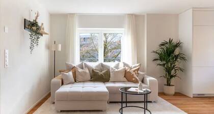 Spacious 2BR Apt Near Zurich Airport, Free Parking, River Access, 2 Workspaces