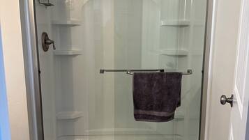 Serviettes fournies, papier toilette
